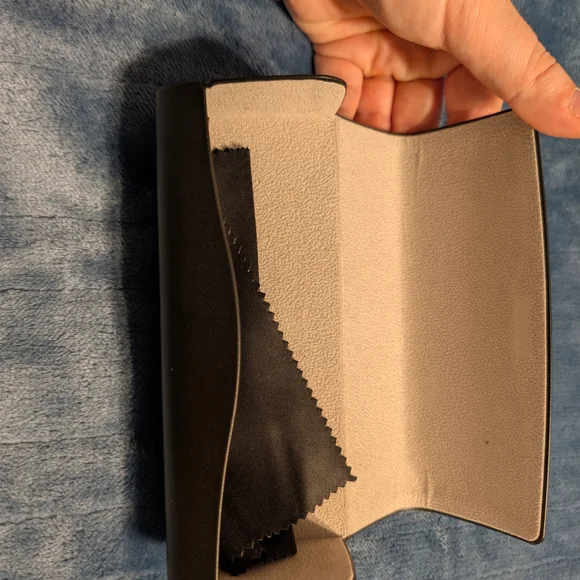 Quince Black Hardshell Eyeglass Sunglasses Case Soft Lined - Picture 2 of 4